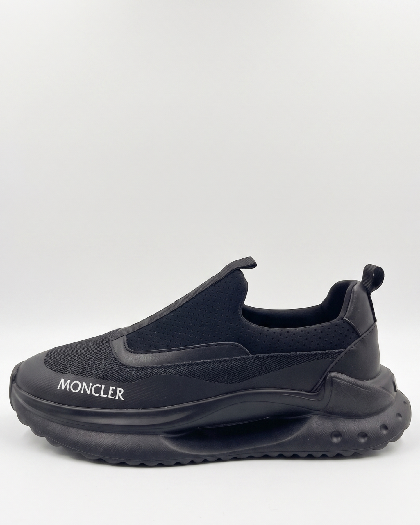 MONCLAER B